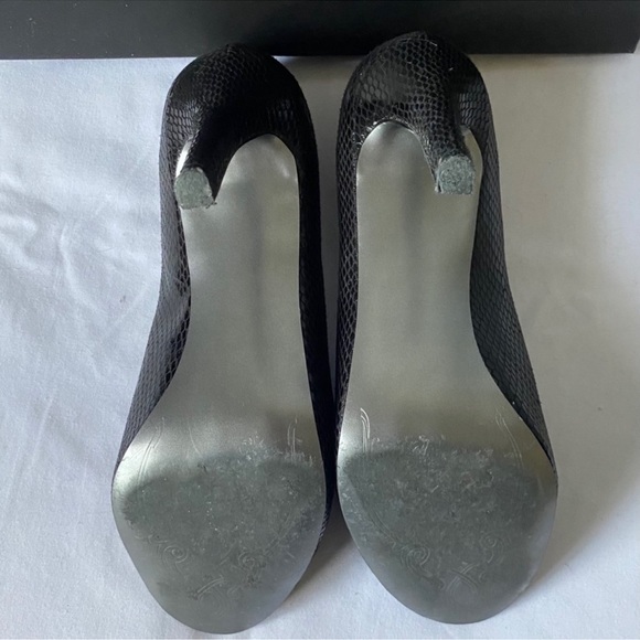 TAHARI - Gorgeous Black Leather Heels in a Size 7.5 Comfortable & Sexy -Peep Toe - Picture 4 of 8